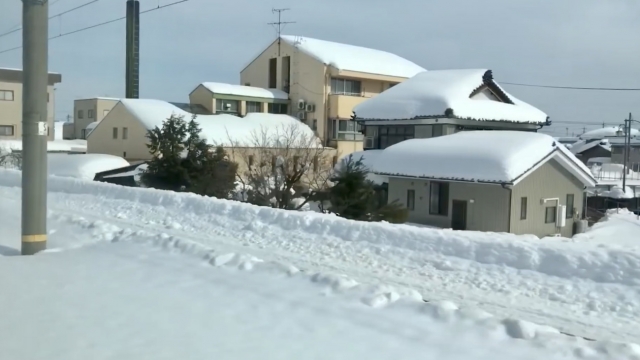 屋根に積もった雪が 隣家に落ちて損害を与えてしまった 火災保険で 補償されますか 保険申請は 一般社団法人 全国建物診断サービス